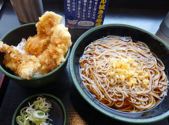 ぶっかけそばとミニとり天丼