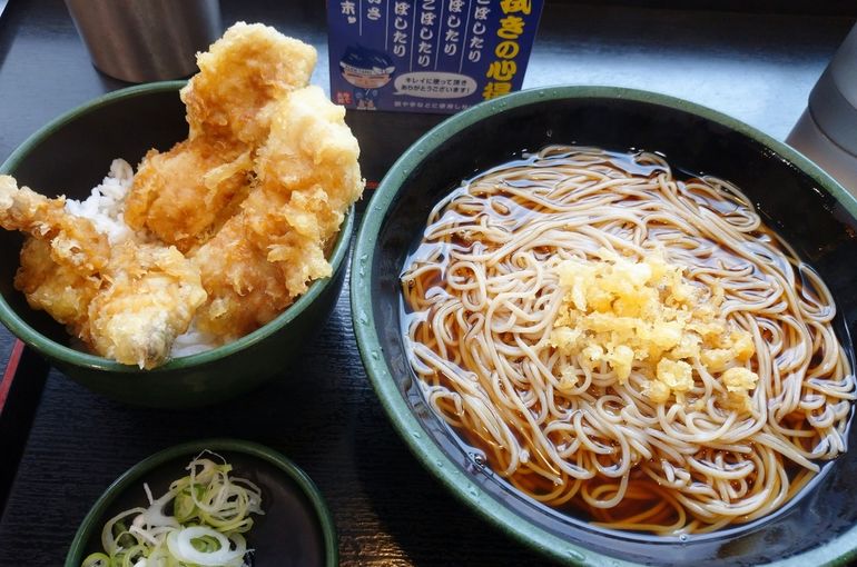 ぶっかけそばとミニとり天丼